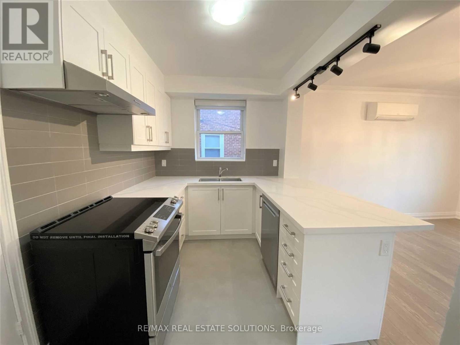 2 - 5 Warwick Avenue, Toronto, Ontario  M6C 1T5 - Photo 8 - C12836076