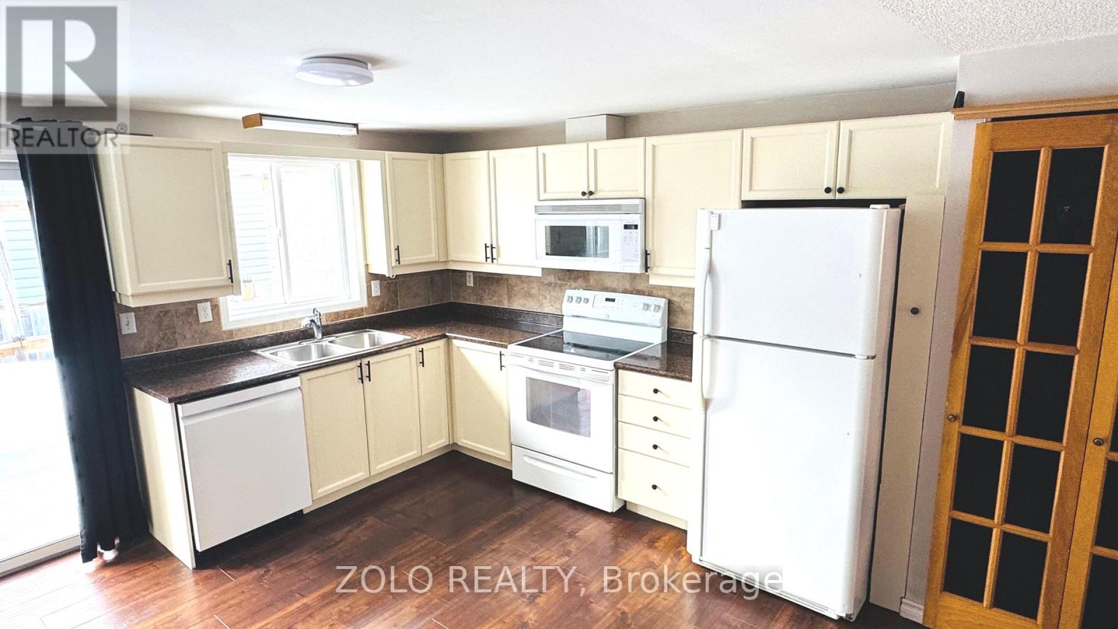 21 Columbia Road, Barrie (Holly), Ontario  L4N 8C7 - Photo 3 - S12836184