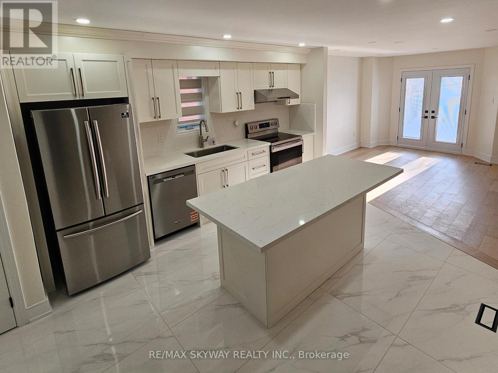 5524 Cortina Crescent, Mississauga, Ontario  L4Z 3R1 - Photo 3 - W12835294