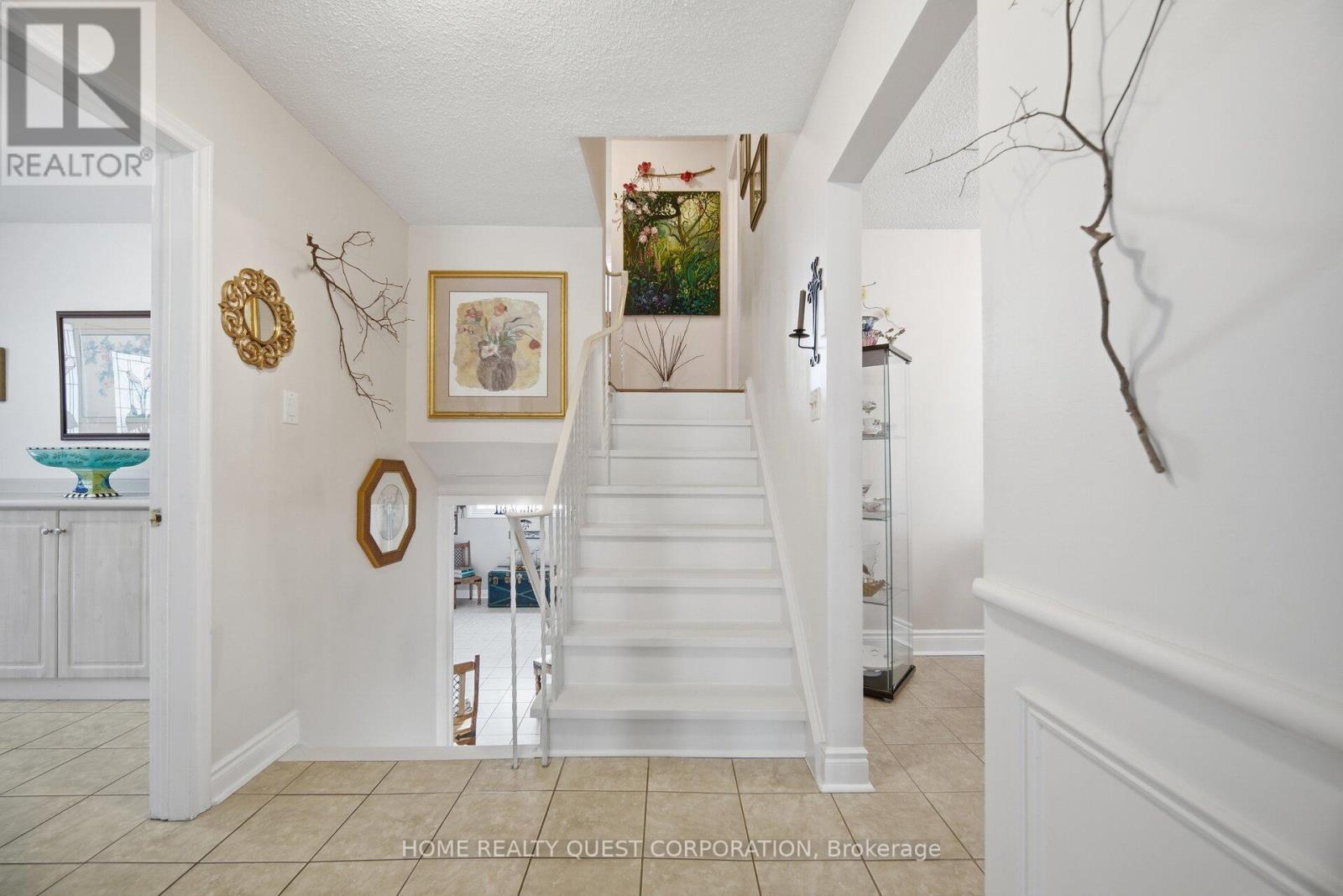 6330 Lorca Crescent, Mississauga, Ontario  L5N 2J4 - Photo 4 - W12752554