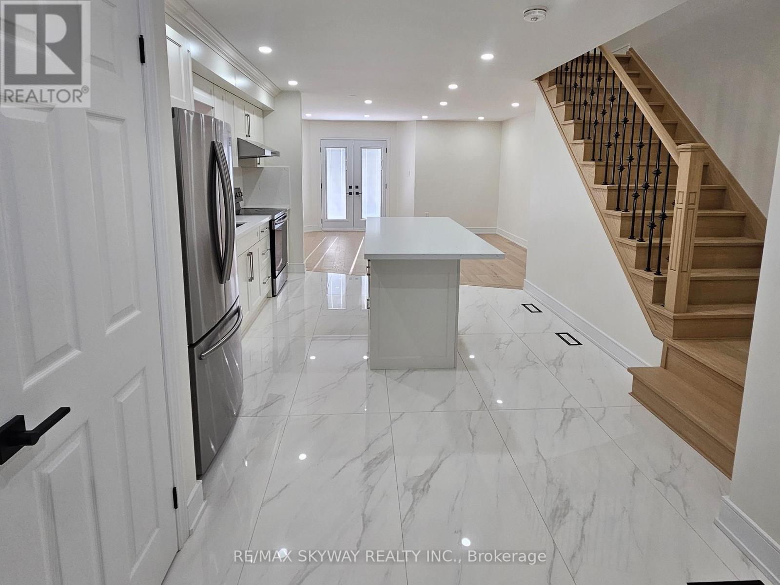 5524 Cortina Crescent, Mississauga, Ontario  L4Z 3R1 - Photo 5 - W12835294