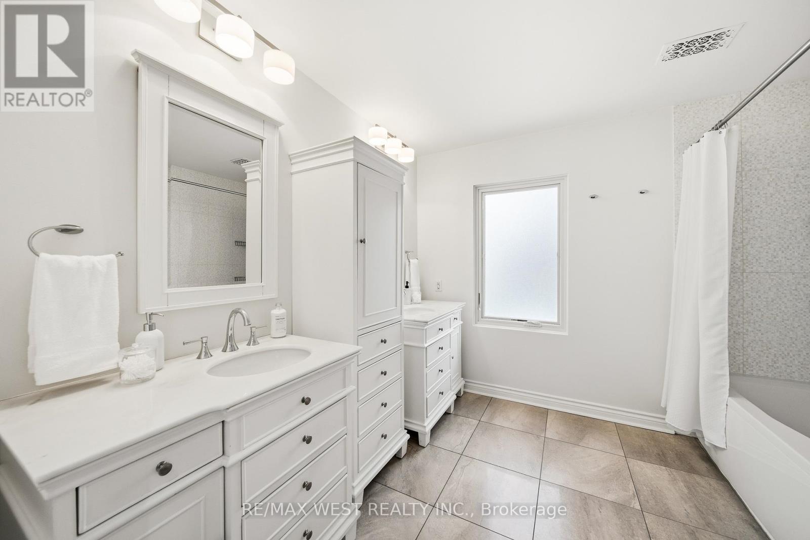 299 Armadale Avenue, Toronto, Ontario  M6S 3X5 - Photo 17 - W12836034