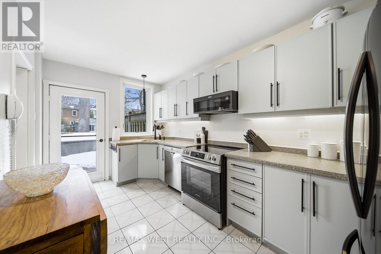 299 Armadale Avenue, Toronto, Ontario  M6S 3X5 - Photo 7 - W12836034