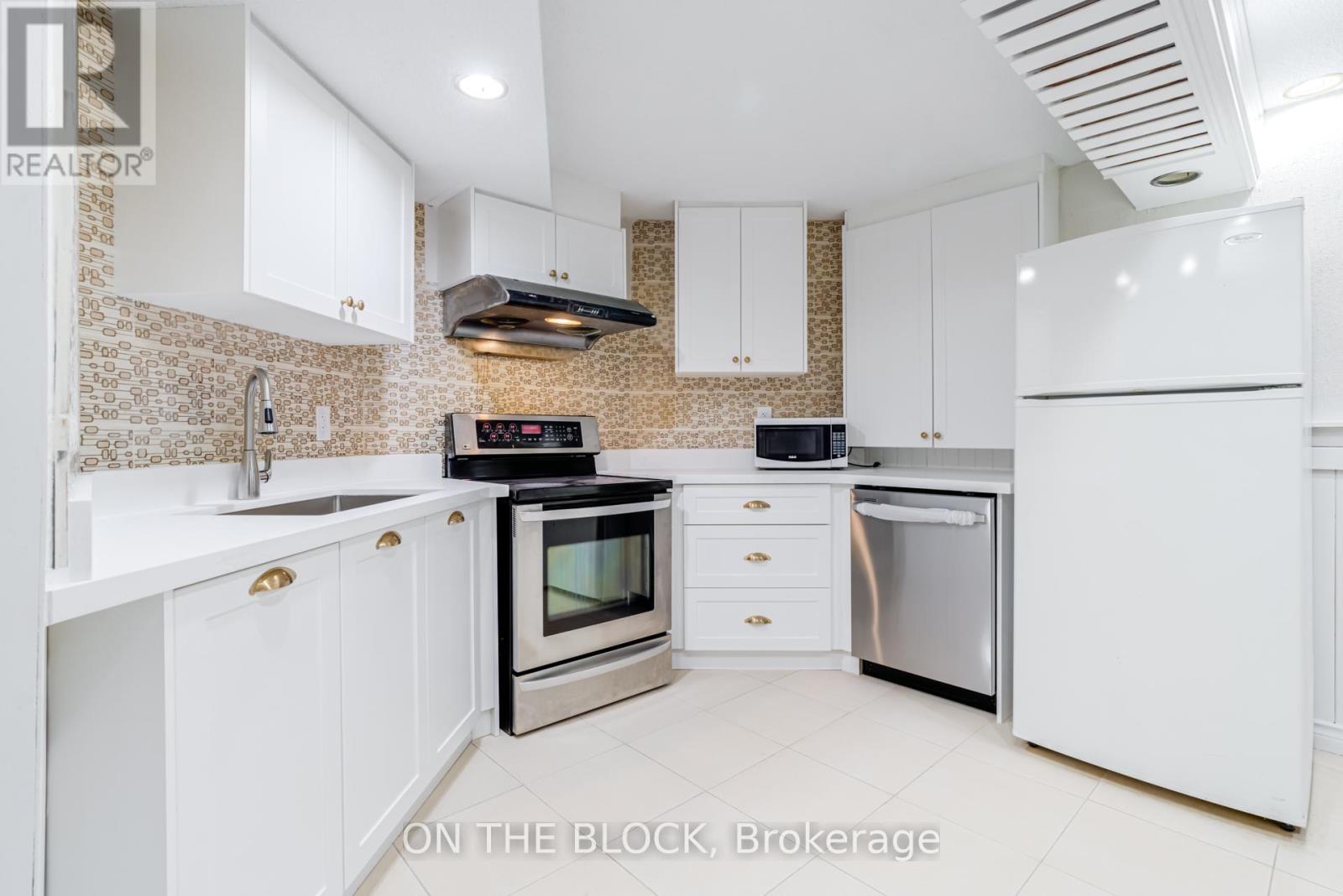 409 Silverthorne Crescent, Mississauga, Ontario  L5R 1W1 - Photo 4 - W12836086