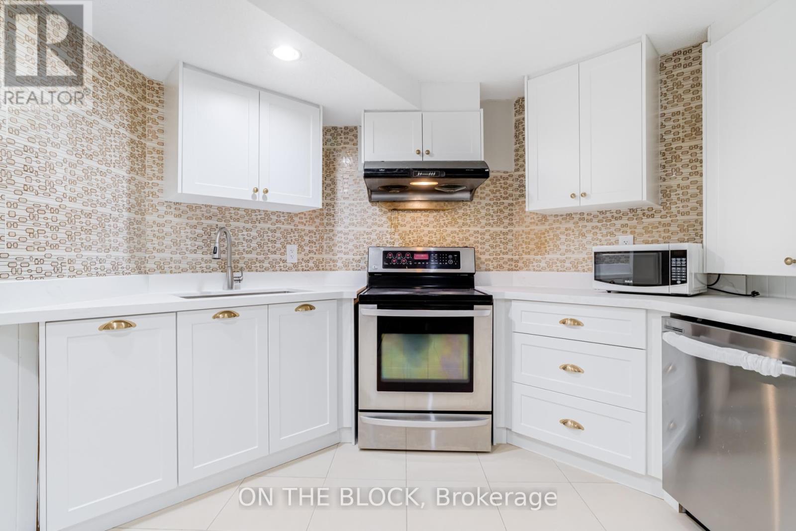 409 Silverthorne Crescent, Mississauga, Ontario  L5R 1W1 - Photo 5 - W12836086