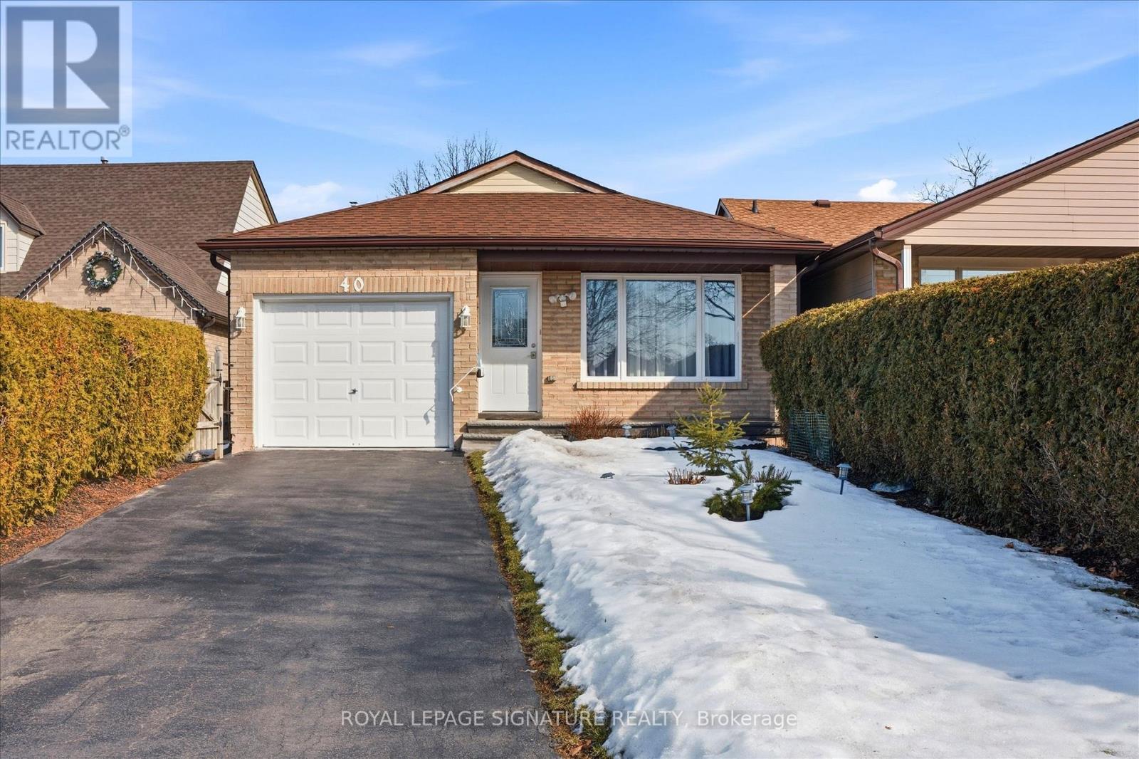 40 LYTON CRESCENT, Hamilton, Ontario