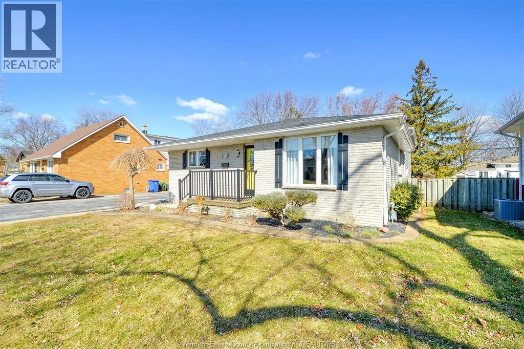 533 Maple, Lasalle, Ontario  N9J 1P6 - Photo 2 - 26004252