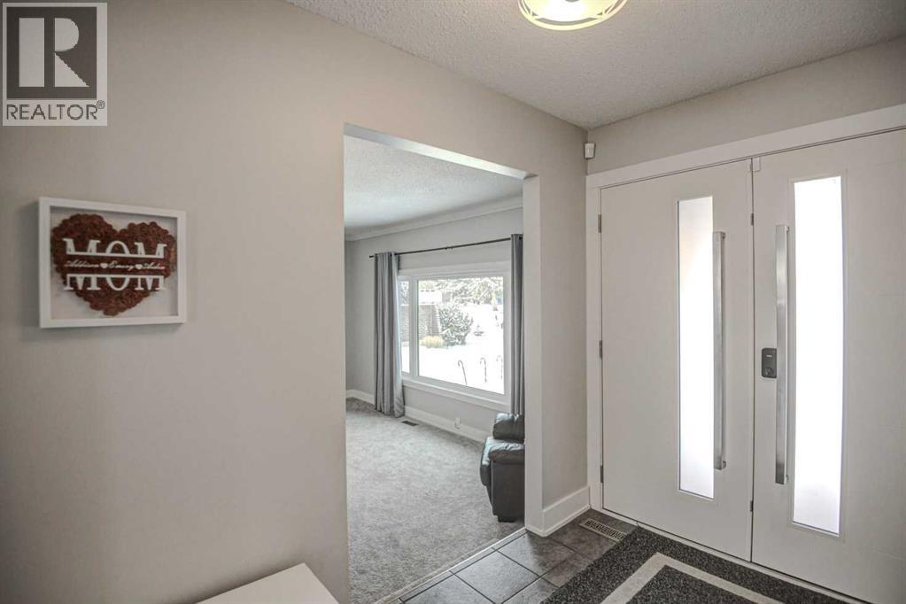 311 Canterbury Place Sw, Calgary, Alberta  T2W 2B5 - Photo 3 - A2287688