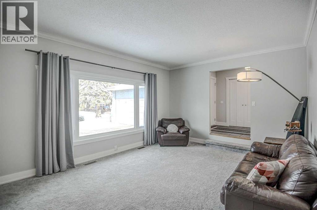 311 Canterbury Place Sw, Calgary, Alberta  T2W 2B5 - Photo 5 - A2287688