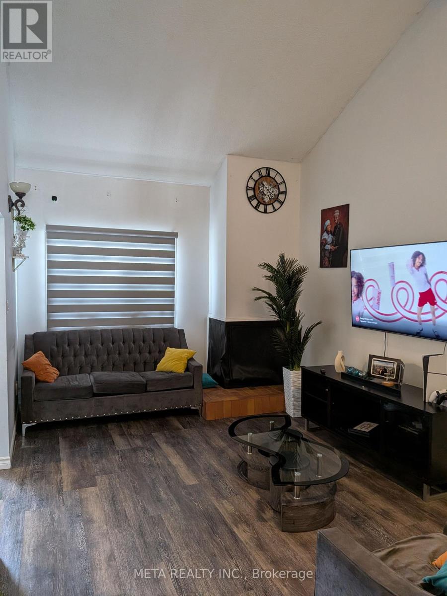 MAIN - 8 ROSCOE ROAD, Toronto, Ontario