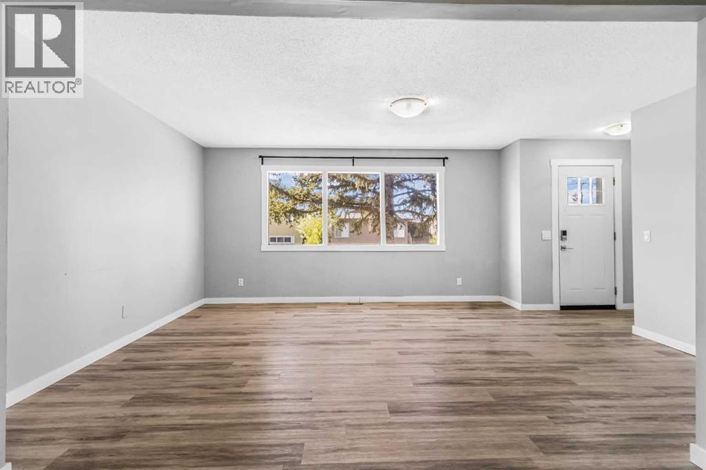 183 Penbrooke Close Se, Calgary, Alberta  T2A 3N9 - Photo 3 - A2285842