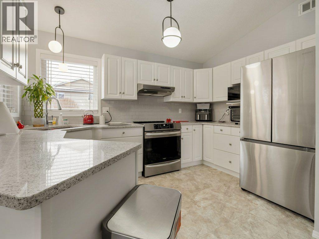 61 Rivercrest Court W, Lethbridge, Alberta  T1K 7P4 - Photo 12 - A2288349