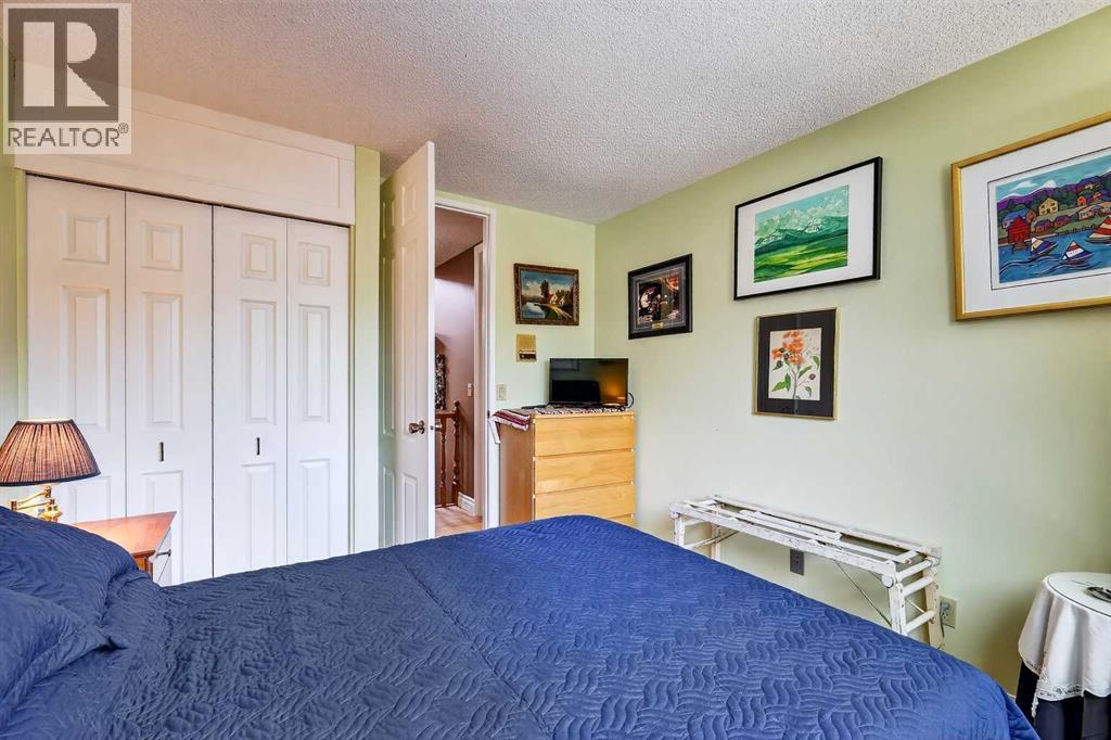 80 Oakmount Way Sw, Calgary, Alberta  T2V 4Y1 - Photo 26 - A2284151