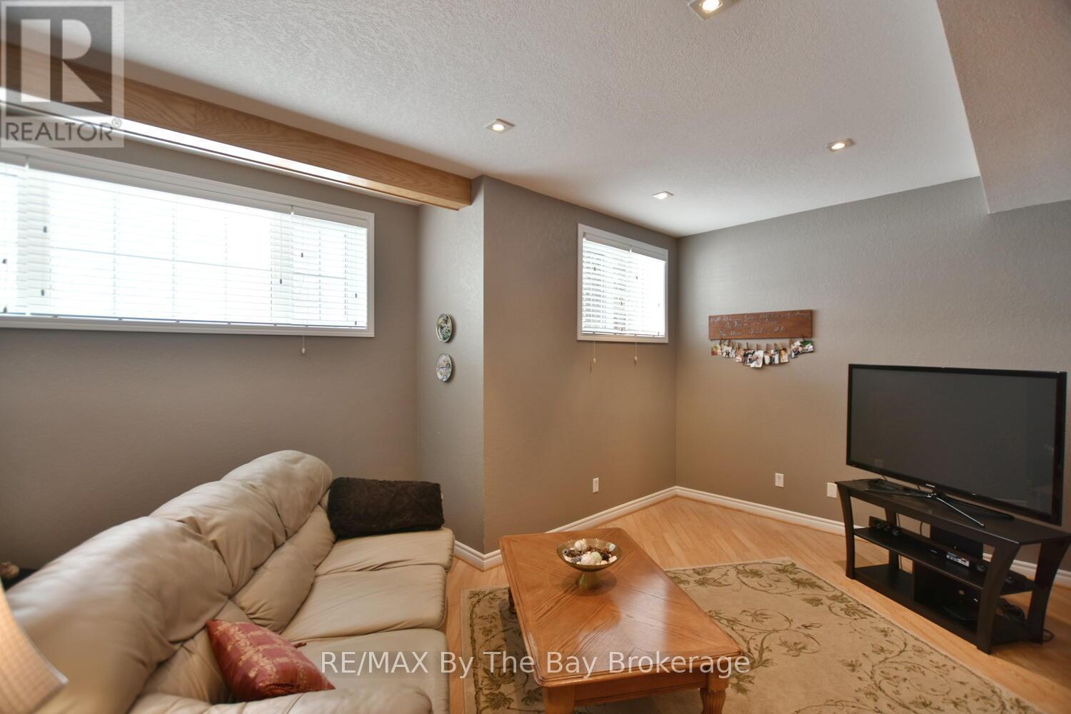 3 Foxwood Crescent, Wasaga Beach, Ontario  L9Z 1M7 - Photo 33 - S12836424