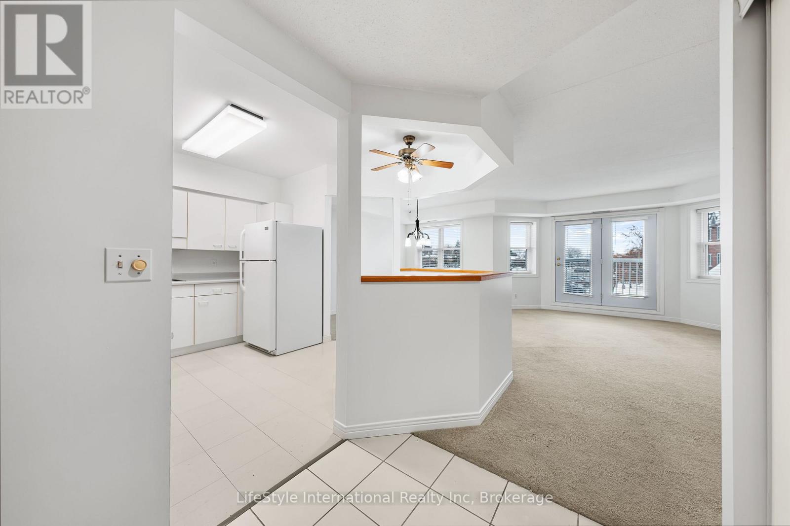 205 - 208 Silvercreek Parkway N, Guelph, Ontario N1H 8H2 - Photo 4 - X12836420