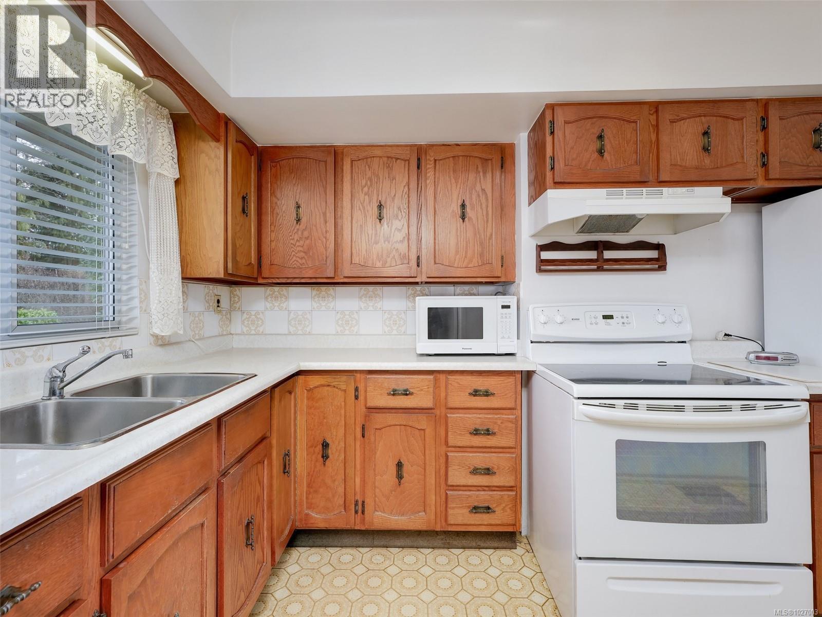 190 Homer Rd, Saanich, British Columbia  V8Z 1V6 - Photo 12 - 1027003