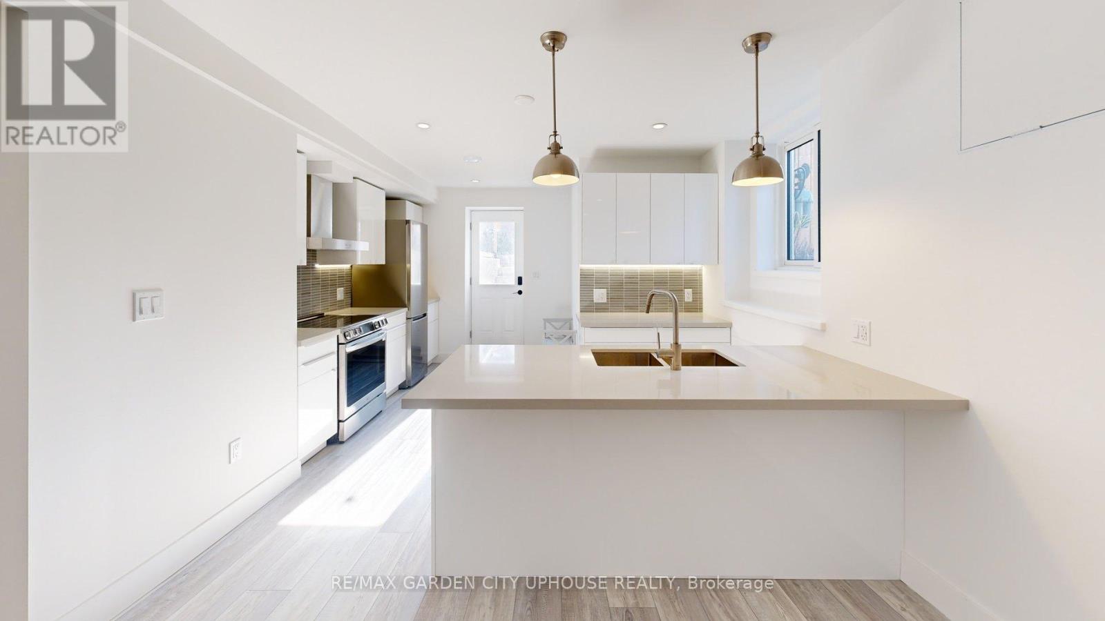 168 Russell Avenue, St. Catharines, Ontario  L2R 1W6 - Photo 3 - X12582862