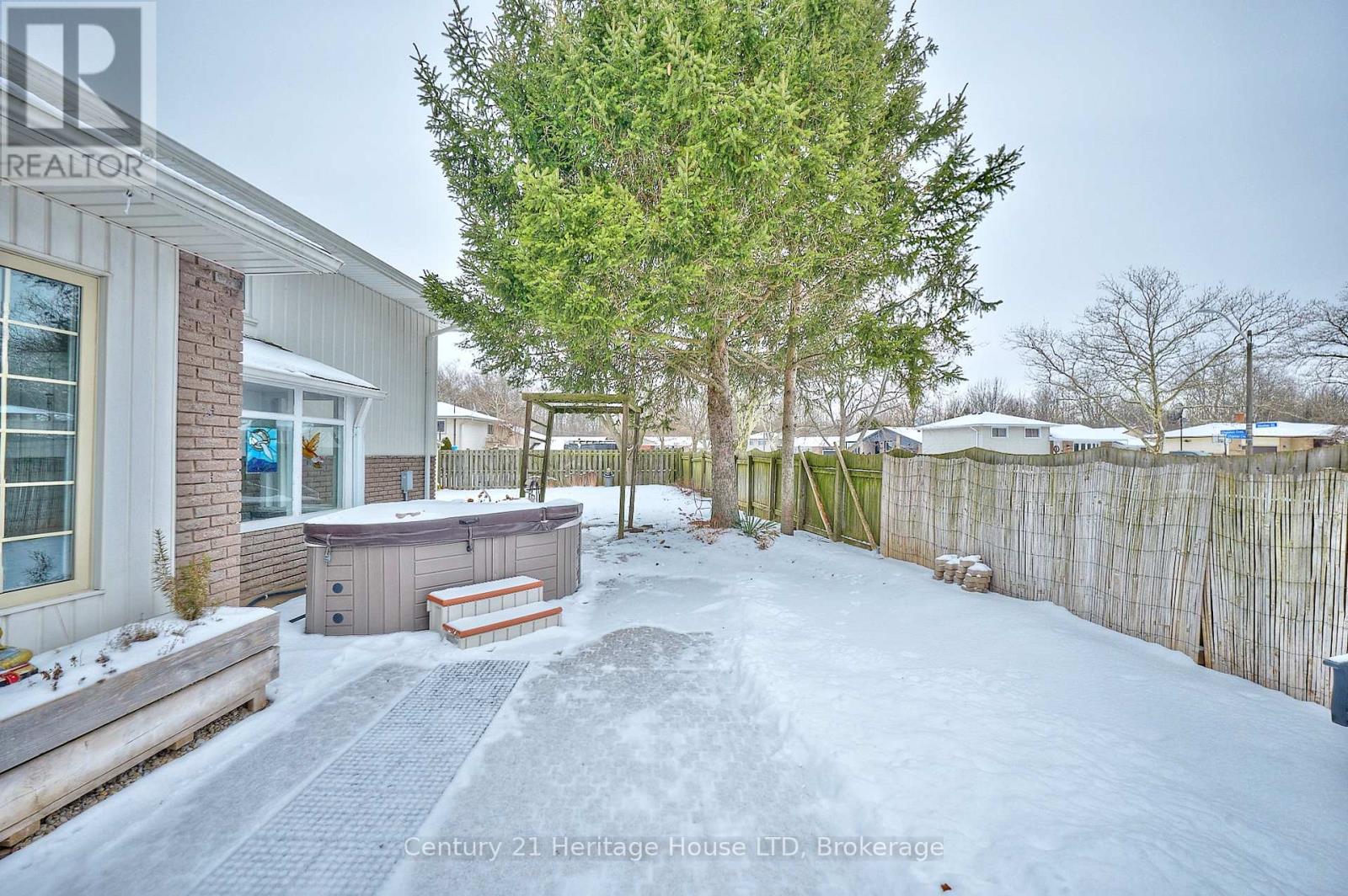 3112 Ussher Street, Niagara Falls, Ontario L2G 6M2 - Photo 35 - X12666274