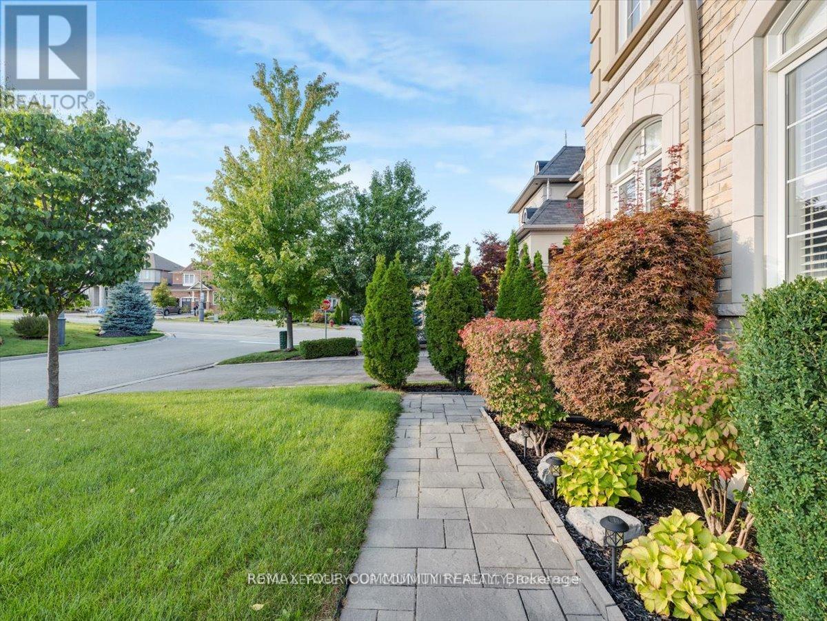 9 Heaney Court, Aurora, Ontario  L4G 0J7 - Photo 4 - N12708258