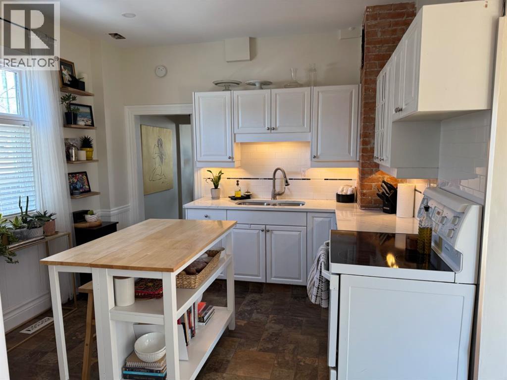 1204 7 Avenue S, Lethbridge, Alberta  T1J 1K7 - Photo 3 - A2289944