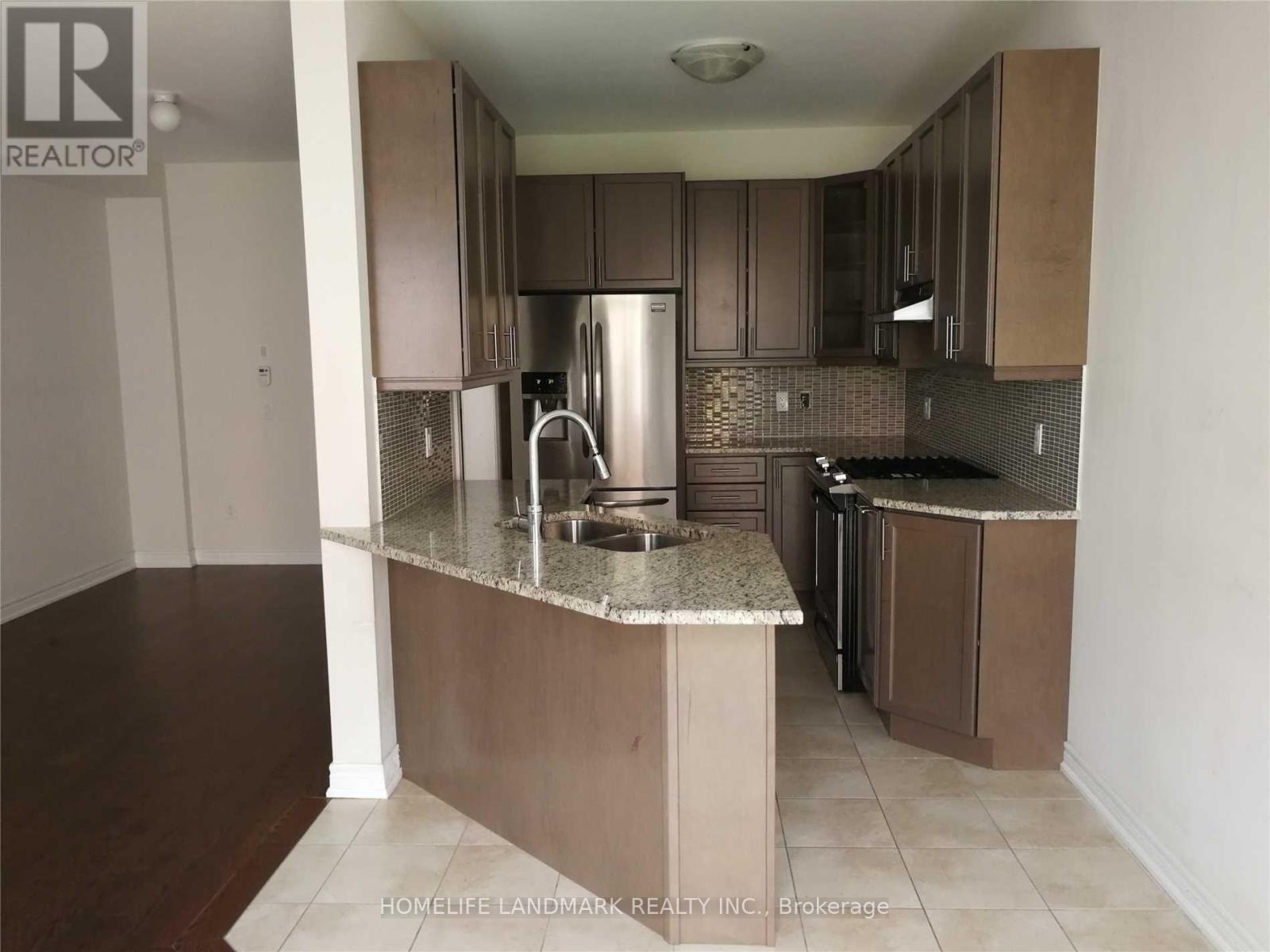 15 Durblee Avenue, Aurora, Ontario  L4G 0Z8 - Photo 2 - N12836314