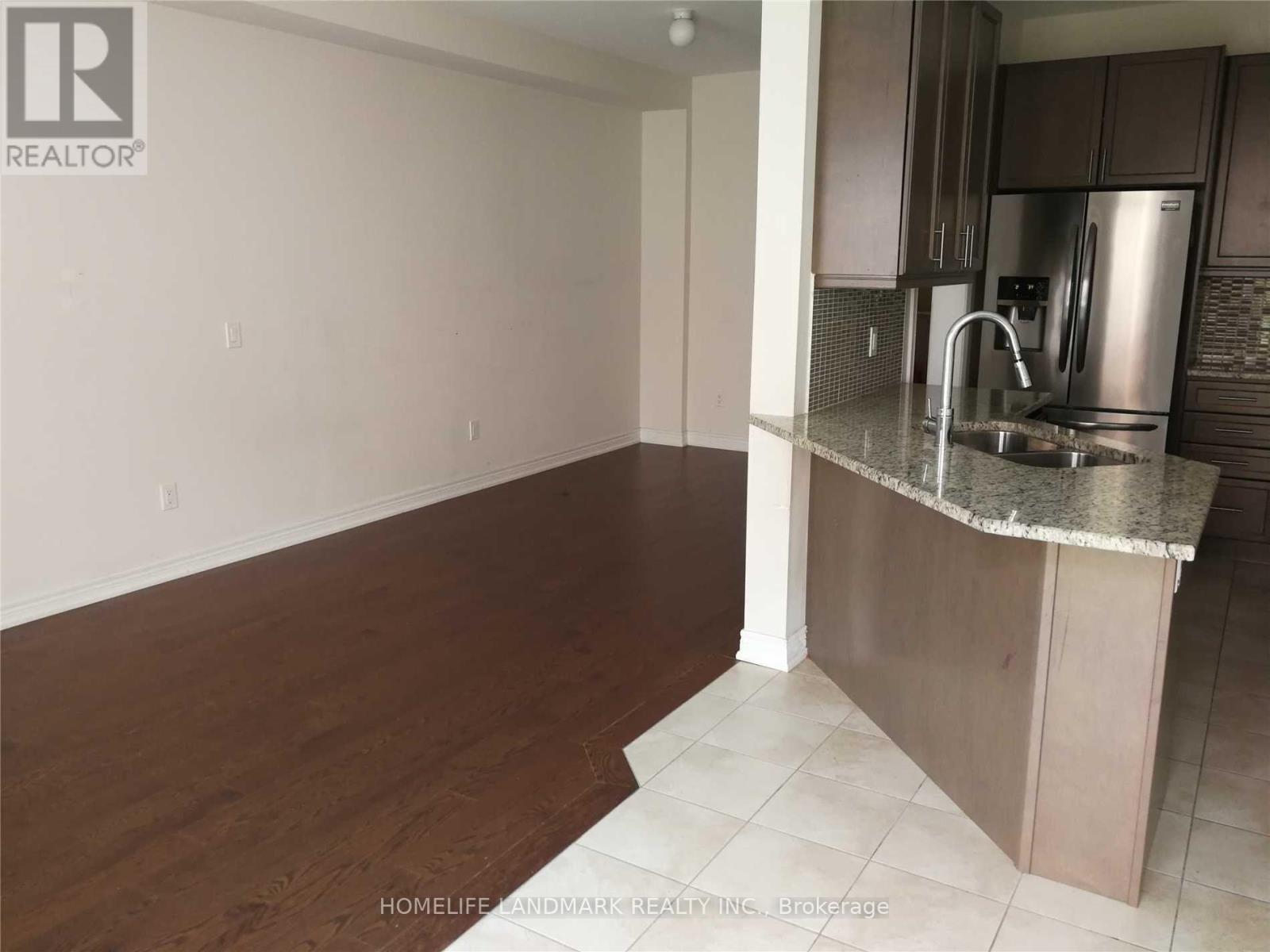 15 Durblee Avenue, Aurora, Ontario  L4G 0Z8 - Photo 3 - N12836314