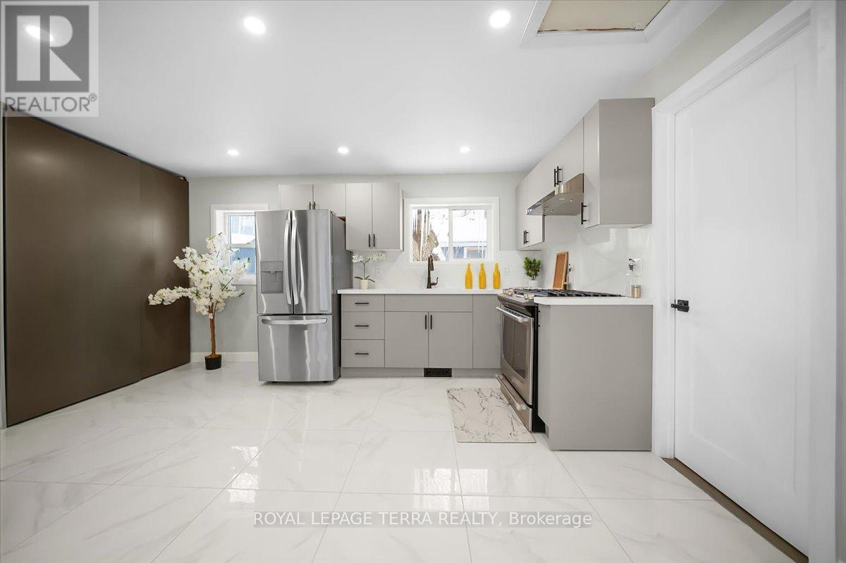 999 Ewart Street, Innisfil, Ontario  L0L 1C0 - Photo 11 - N12836326