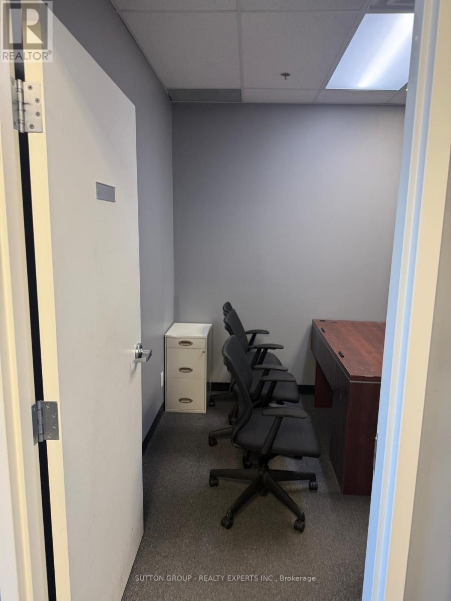 400 Room - 7 - 60 Gillingham Drive, Brampton (Brampton North), Ontario  L6X 0Z9 - Photo 3 - W12836362