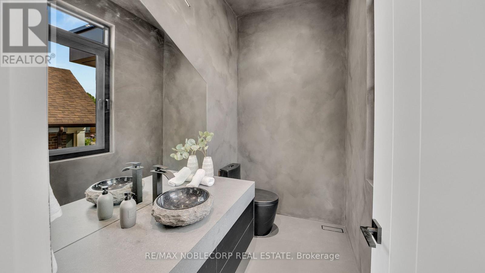 16 Deevale Road, Toronto, Ontario  M3M 1Z3 - Photo 15 - W12836442