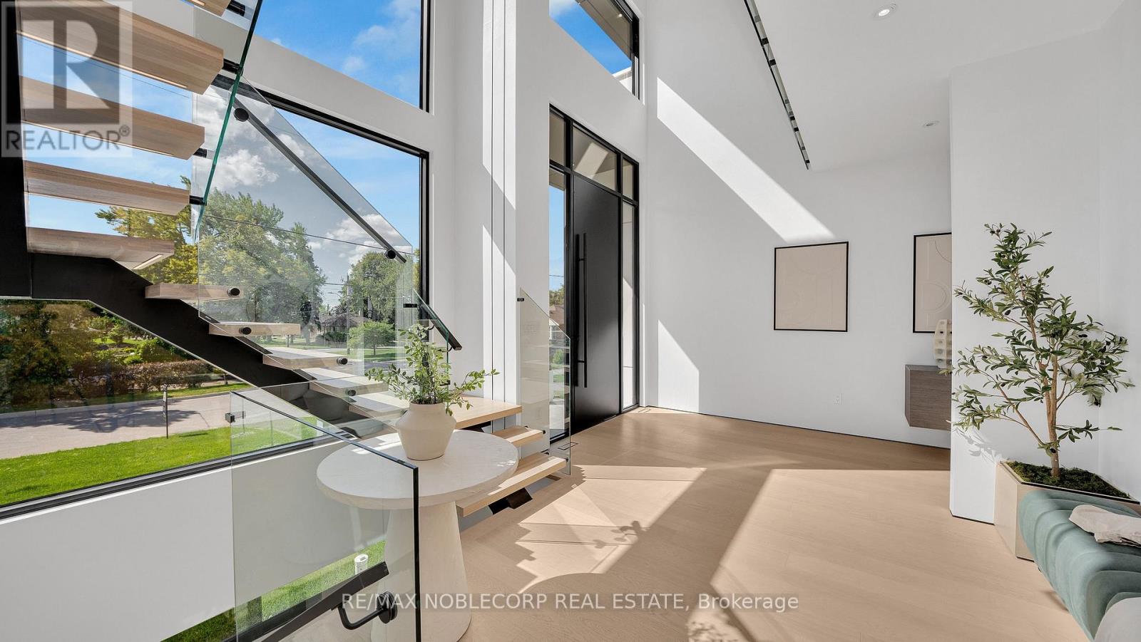 16 Deevale Road, Toronto, Ontario  M3M 1Z3 - Photo 3 - W12836442