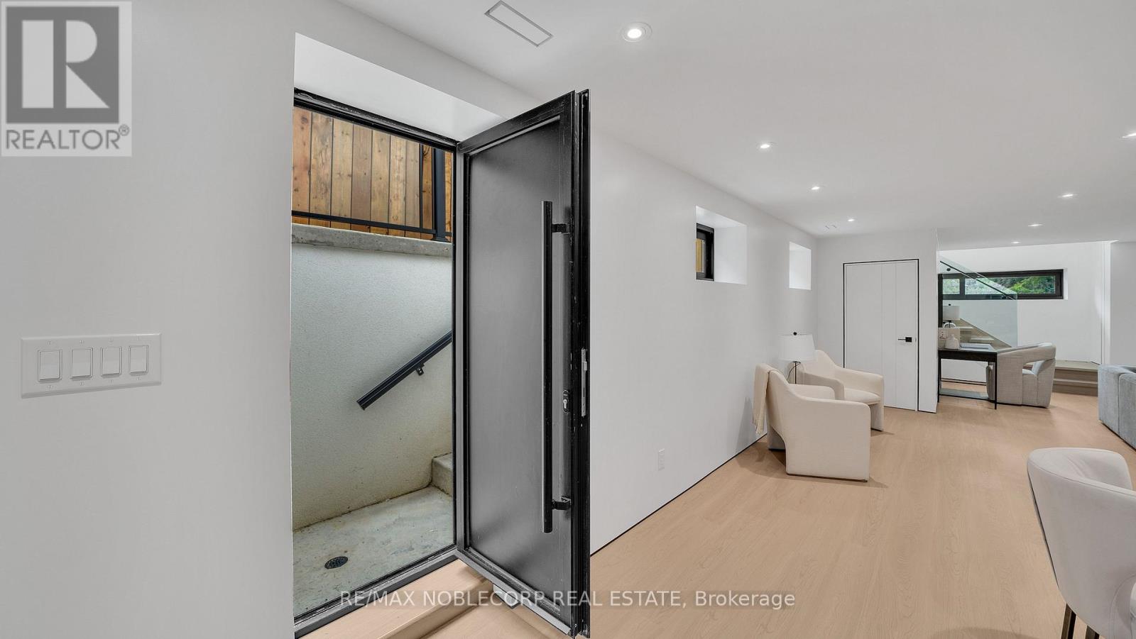 16 Deevale Road, Toronto, Ontario  M3M 1Z3 - Photo 42 - W12836442