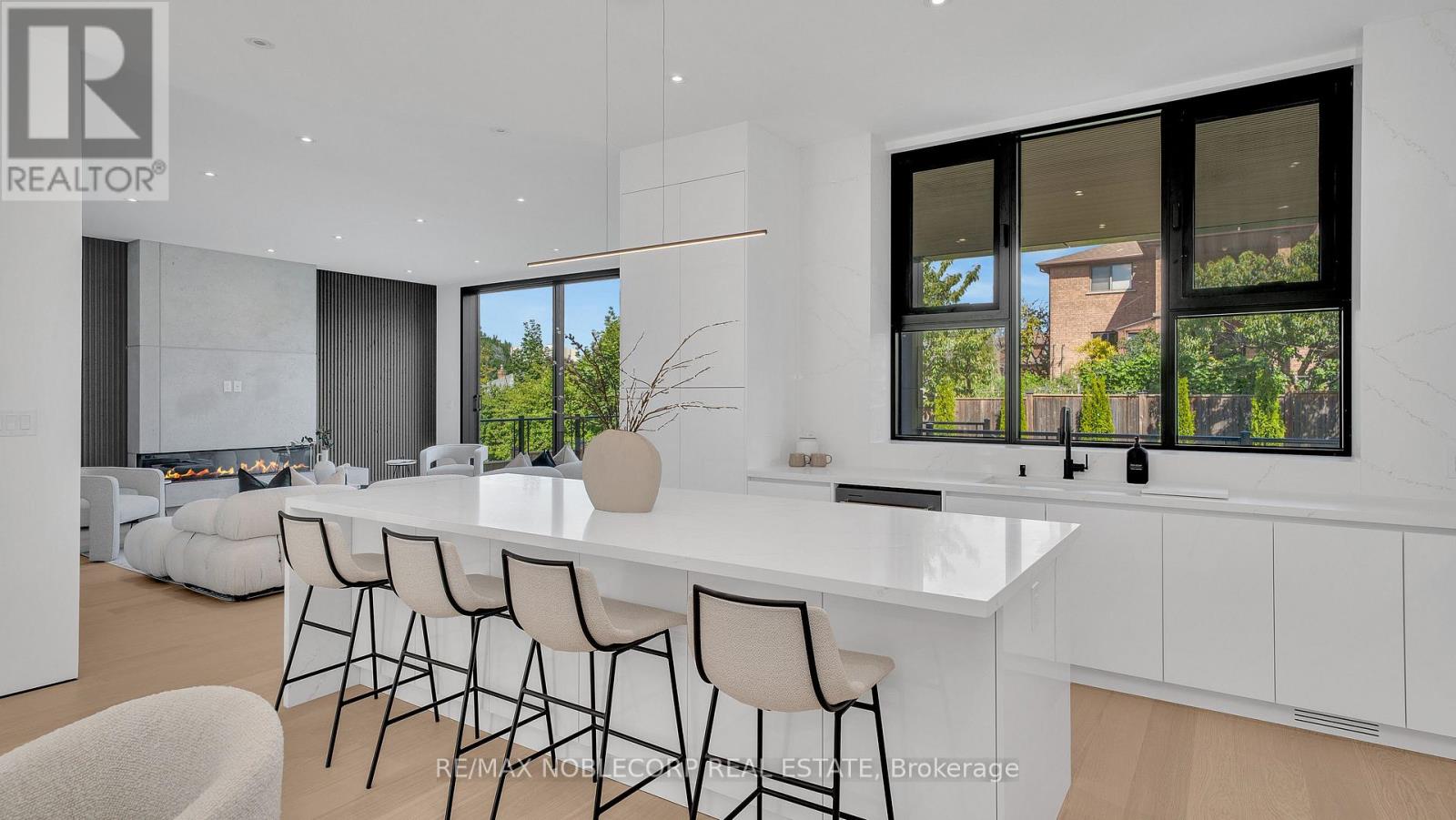 16 Deevale Road, Toronto, Ontario  M3M 1Z3 - Photo 9 - W12836442