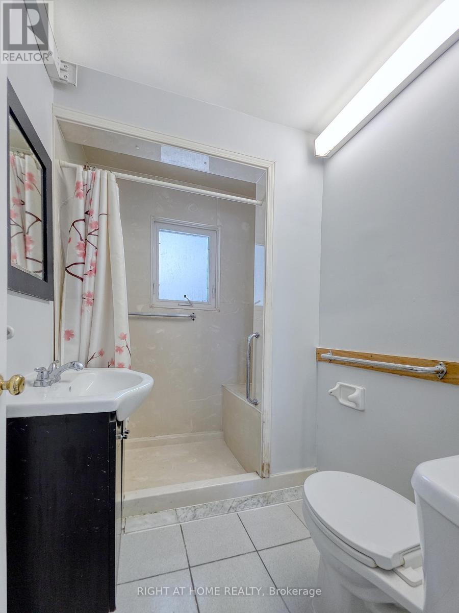 9 Rogers Road, Brampton, Ontario  L6X 1L7 - Photo 11 - W12836462