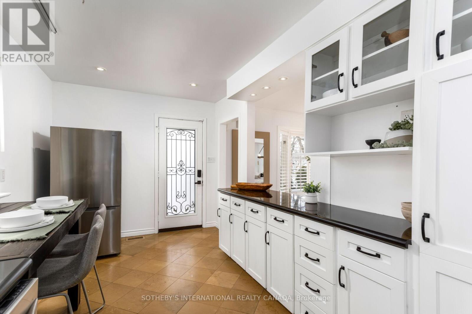 92 Delma Drive, Toronto, Ontario  M8W 4P1 - Photo 4 - W12836476