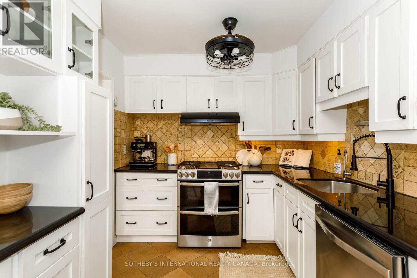 92 Delma Drive, Toronto, Ontario  M8W 4P1 - Photo 6 - W12836476