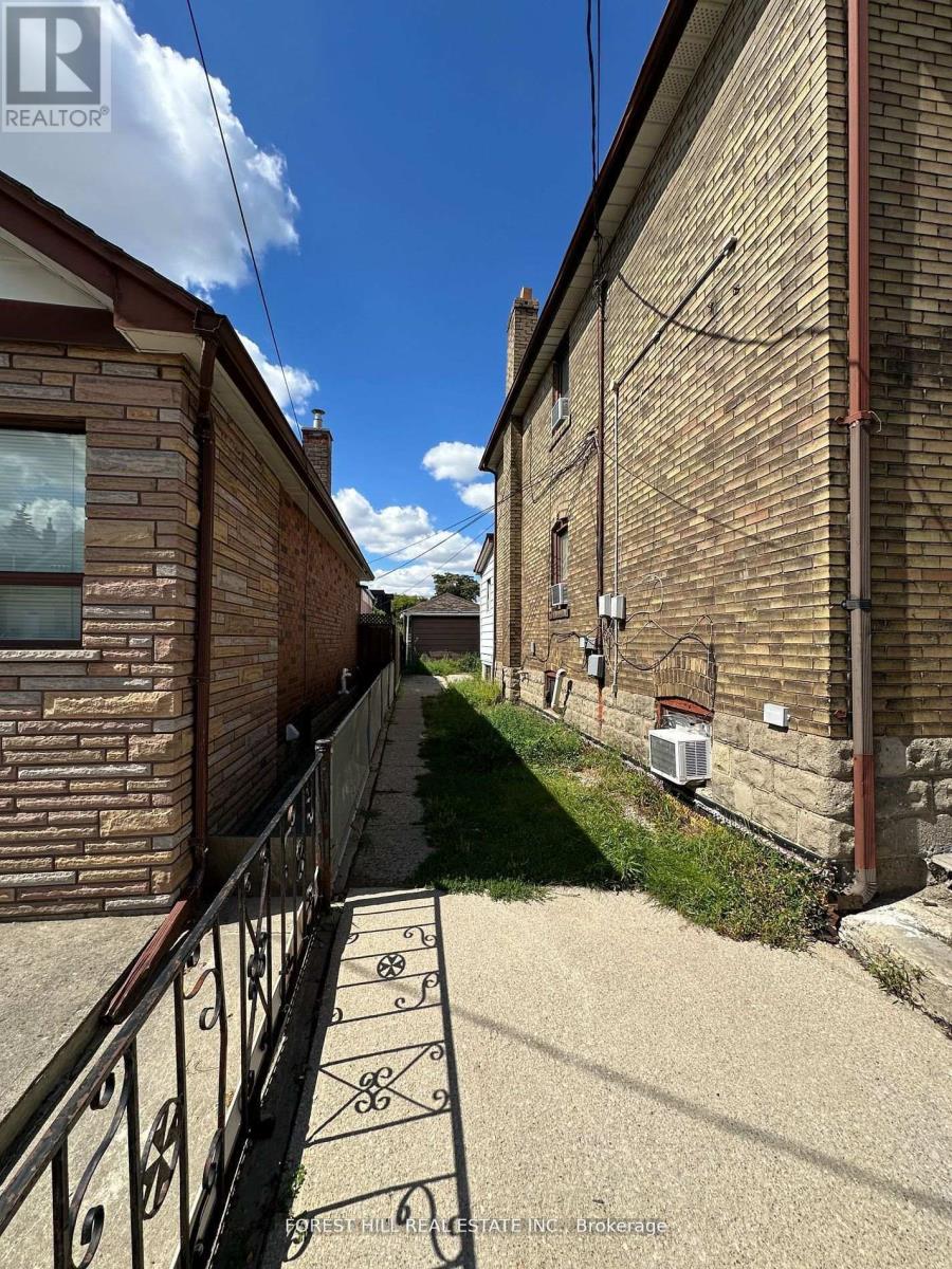 666 Jane Street, Toronto, Ontario  M6N 4A7 - Photo 3 - W12836526