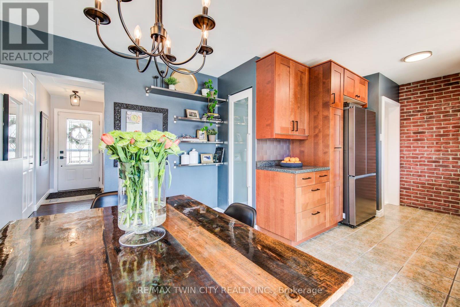 18 Duncairn Avenue, Kitchener, Ontario  N2M 4S4 - Photo 12 - X12836302