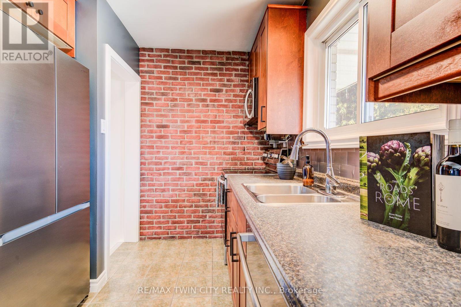 18 Duncairn Avenue, Kitchener, Ontario  N2M 4S4 - Photo 15 - X12836302