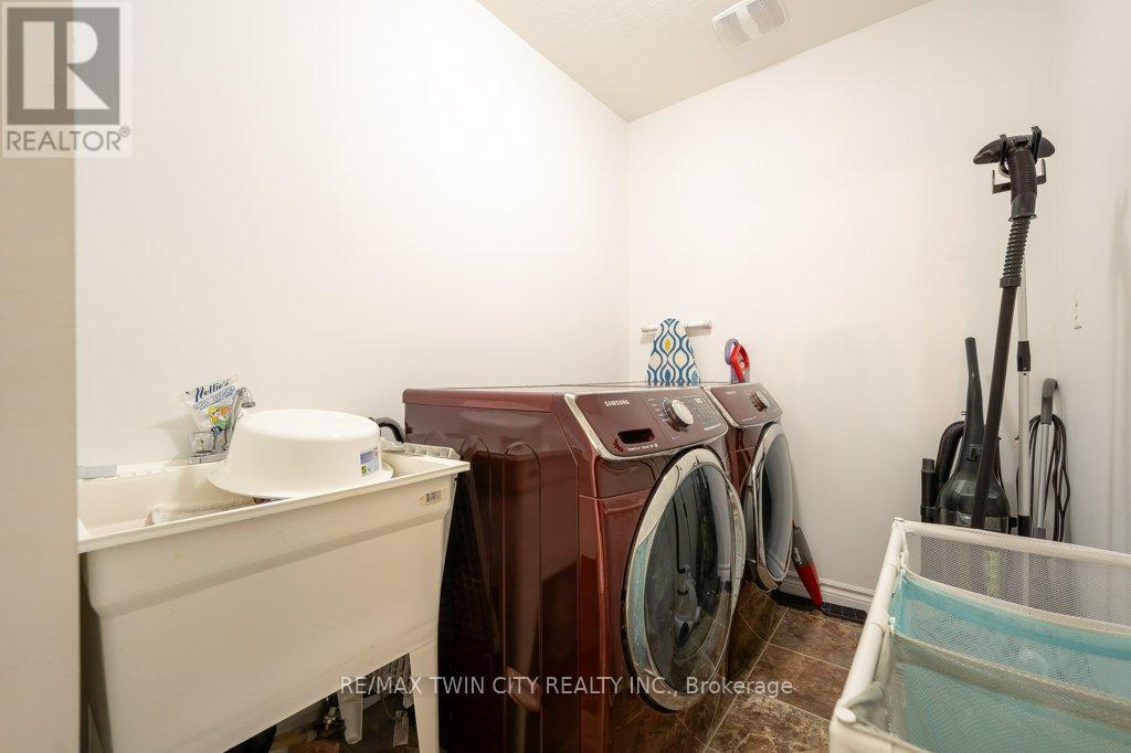 8 Renfrew Street, Kitchener, Ontario  N2R 0G6 - Photo 25 - X12836306