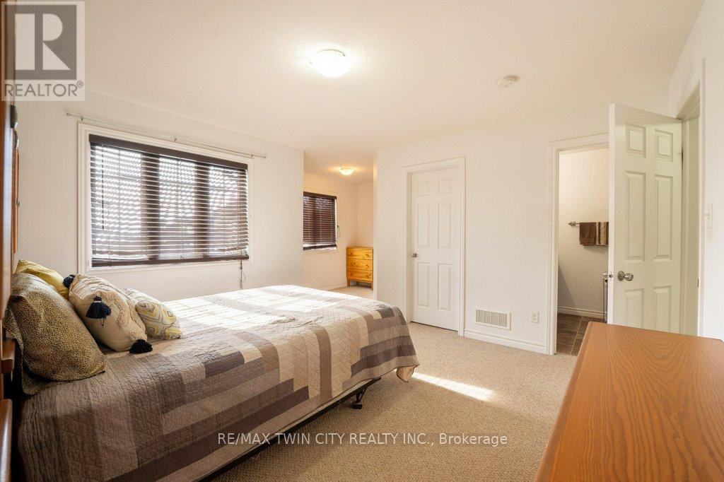 8 Renfrew Street, Kitchener, Ontario  N2R 0G6 - Photo 32 - X12836306