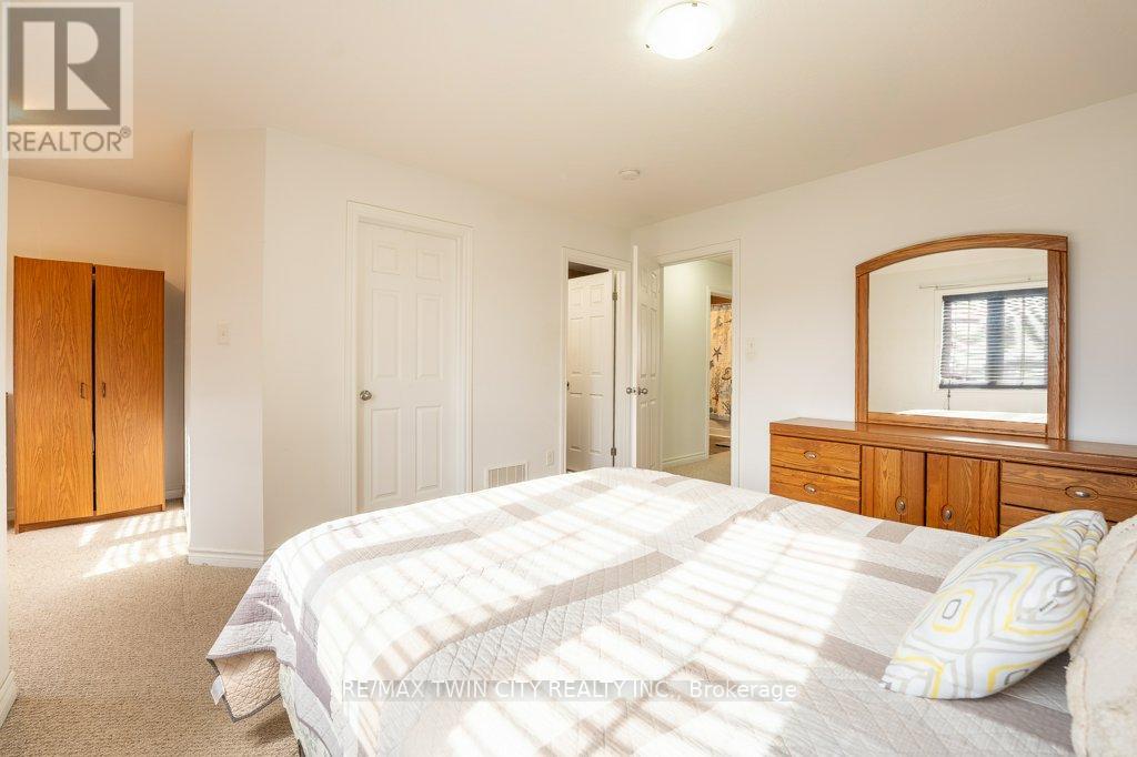 8 Renfrew Street, Kitchener, Ontario  N2R 0G6 - Photo 33 - X12836306