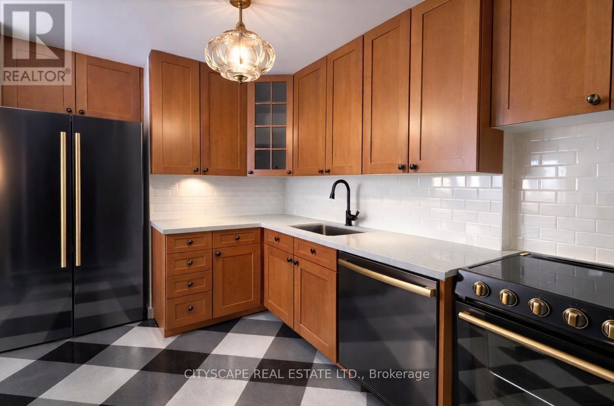 1004 - 49 Queen Street E, Mississauga, Ontario  L5G 4N6 - Photo 2 - W12836548