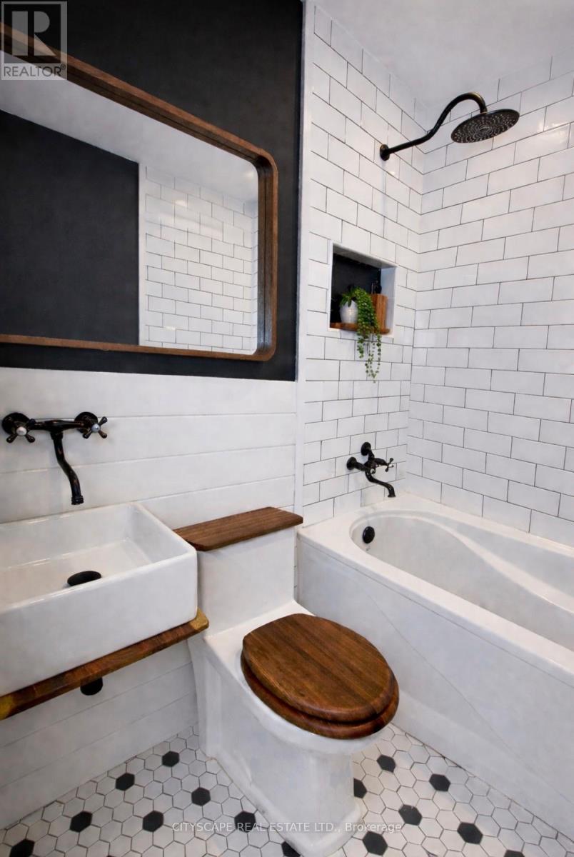 1004 - 49 Queen Street E, Mississauga, Ontario  L5G 4N6 - Photo 6 - W12836548