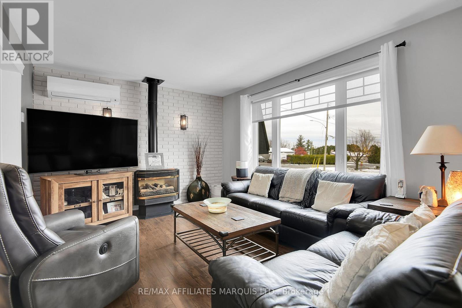 20391 Park Crescent, South Glengarry, Ontario K0C 1L0 - Photo 8 - X12836702