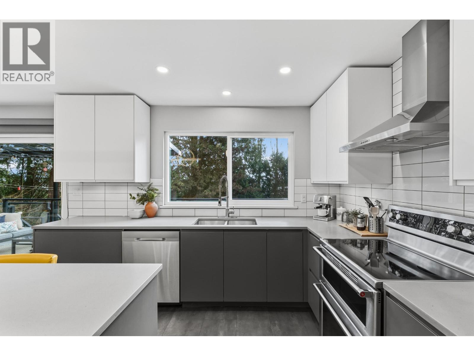 363 Dartmoor Drive, Coquitlam, British Columbia  V3K 5R6 - Photo 9 - R3094915