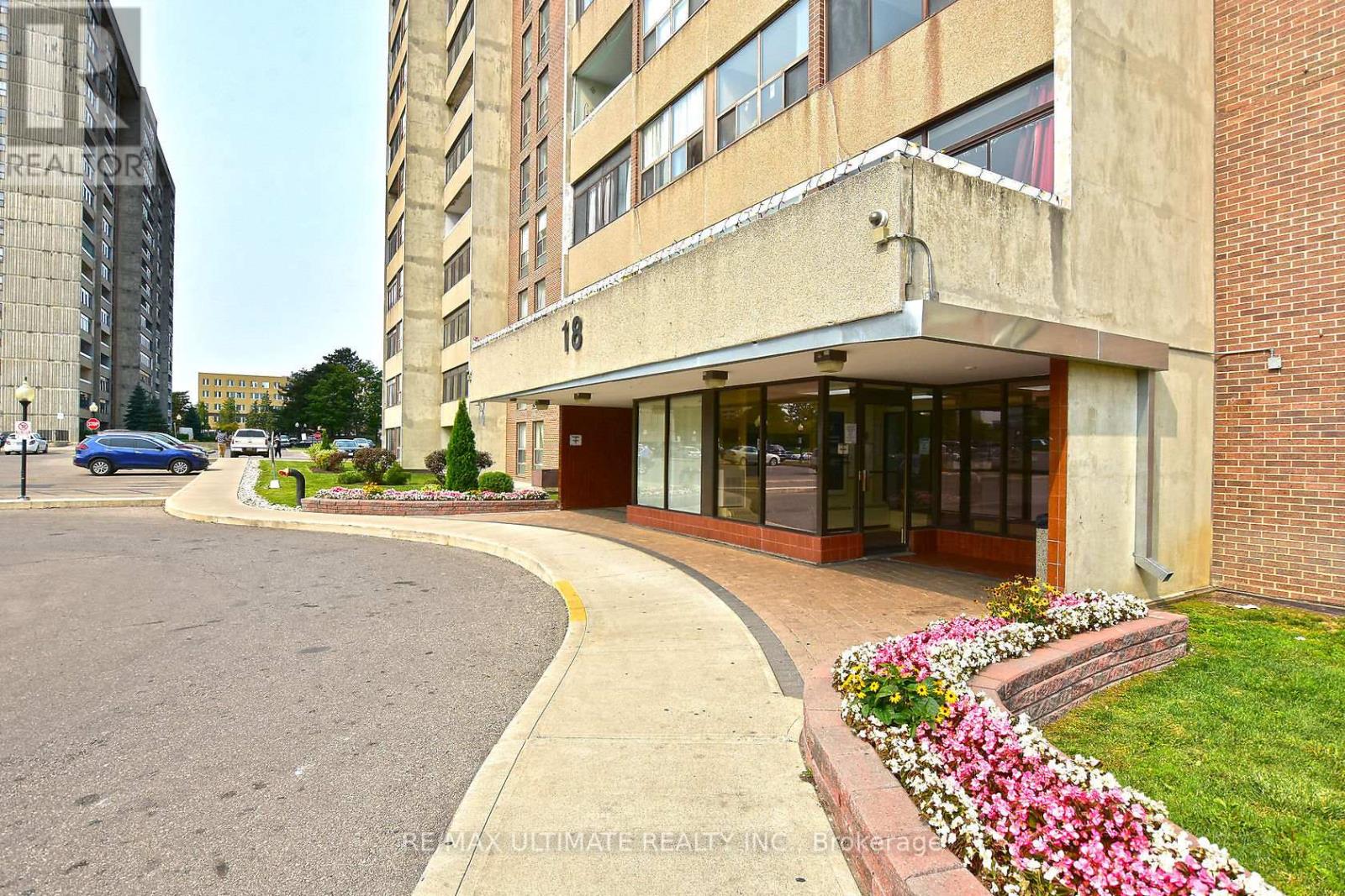 604 - 18 Knightsbridge Road, Brampton, Ontario  L6T 3X5 - Photo 3 - W12836646