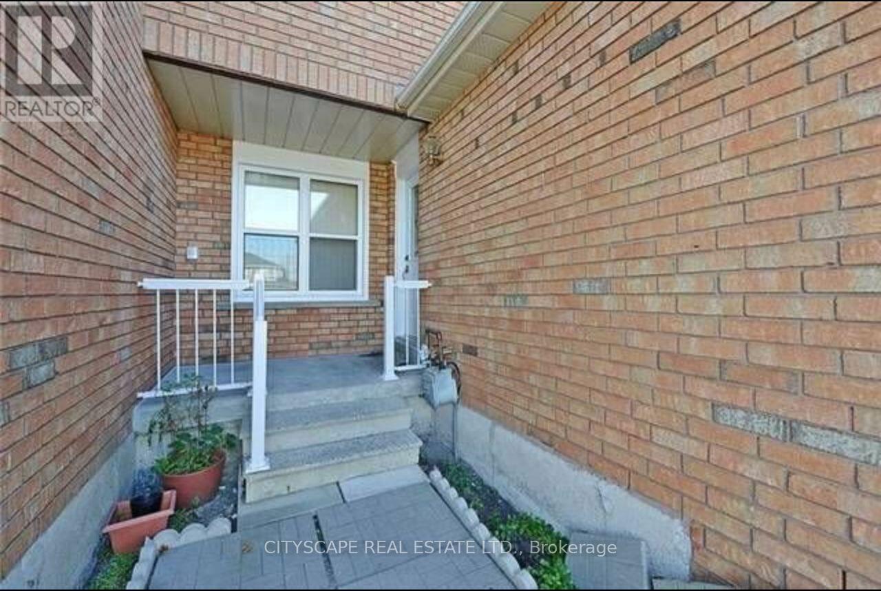 121 Tulip Drive, Brampton, Ontario  L6Y 3W2 - Photo 2 - W12836666