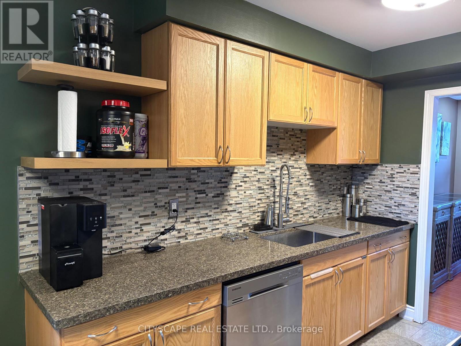 121 Tulip Drive, Brampton, Ontario  L6Y 3W2 - Photo 5 - W12836666