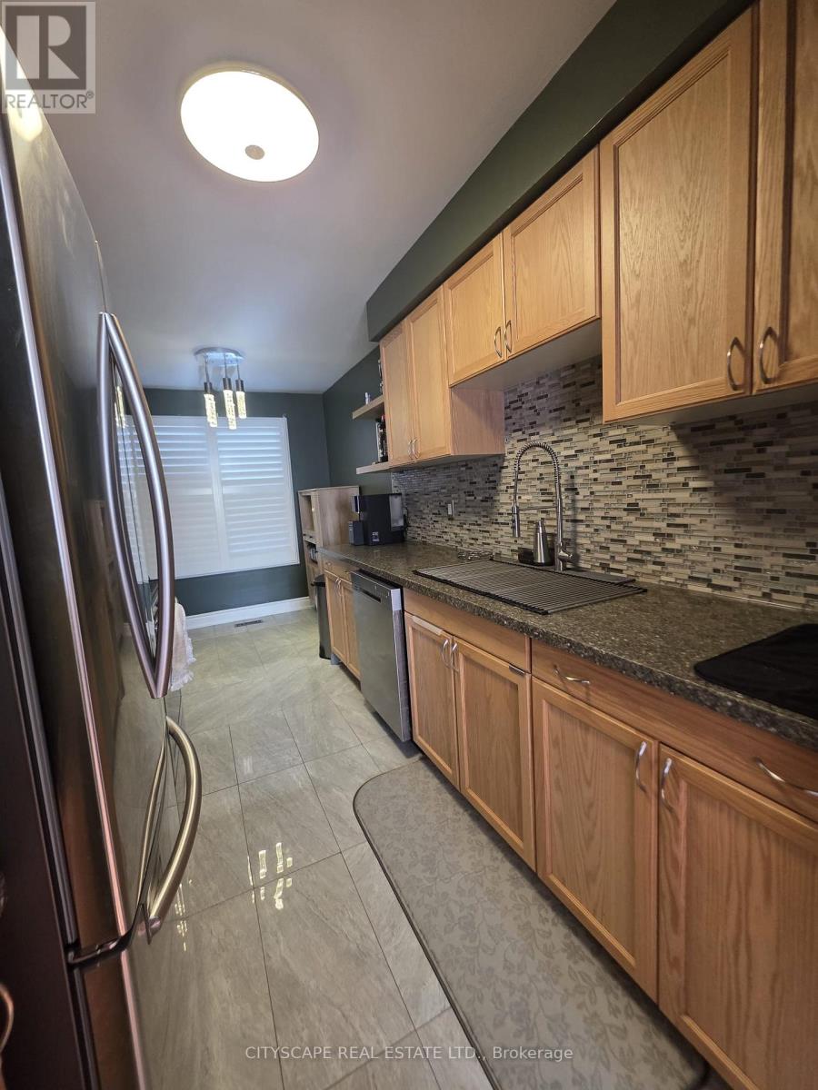 121 Tulip Drive, Brampton, Ontario  L6Y 3W2 - Photo 7 - W12836666