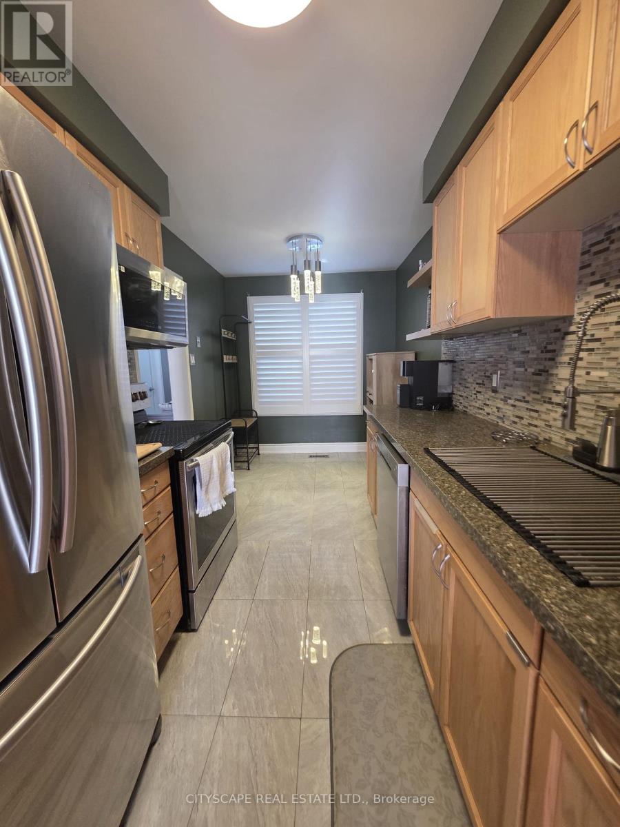 121 Tulip Drive, Brampton, Ontario  L6Y 3W2 - Photo 8 - W12836666